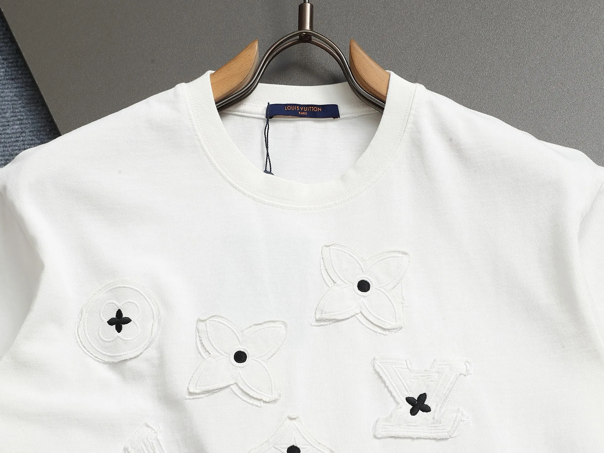 🅿️232 𝗟𝗼𝘂𝗶𝘀 𝗩𝘂𝗶𝘁𝘁𝗼𝗻/LV Louis Vuitton classic presbyopic LOGO patch embroidery🪡 logo 300g round neck heavy industry logo brand short sleeves official synchronization 1:1 original mold opening fashion personality versatile trend pure original quality original washed fabric Hang tag Collar label Washed wheat Complete with three labels Color: white. Washed black Size: 𝐒-𝐗𝐋